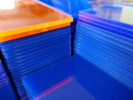 Acrylglas Visitenkarten gelasert lasern Serienteile